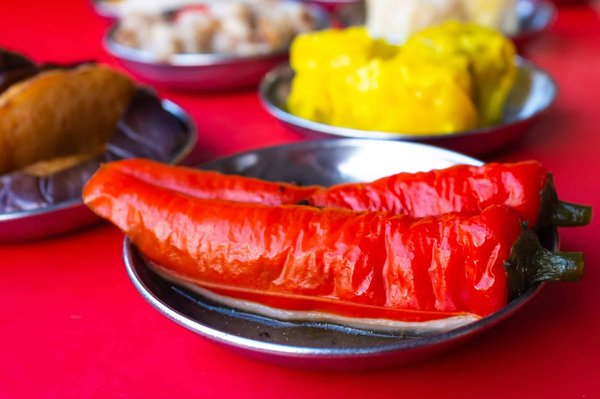 Wie macht man ein traditionelles chinesisches Dim Sum mit Garnelenfüllung?